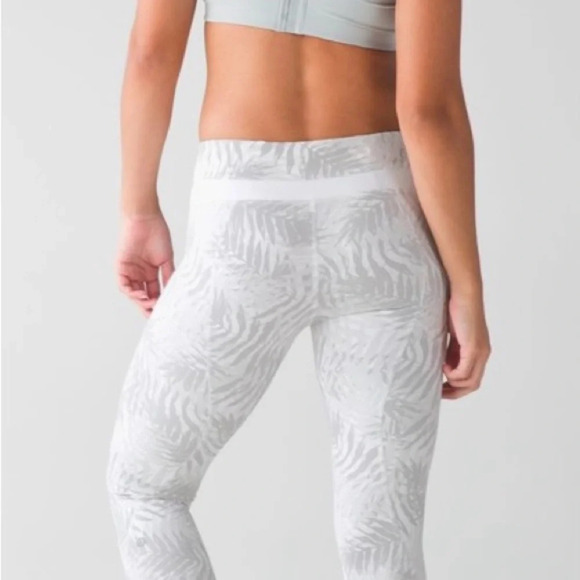 Lululemon inspire tight II white palm camo - Picture 6 of 10